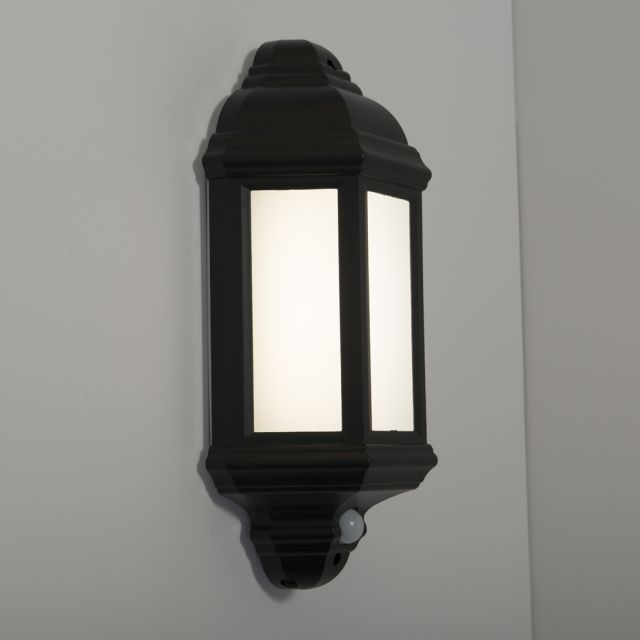 Manta 10w 4000K LED PIR Polycarb Half Wall Lantern Blk